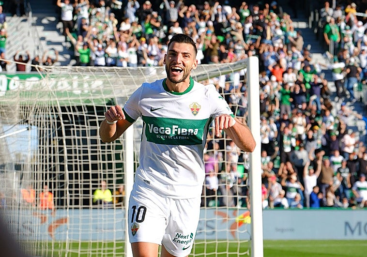 Rafa Mir deja al Elche en la zona noble tras un doblete ante el Girona (3-0)